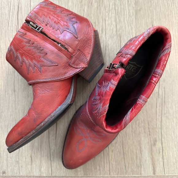 HTC Hollywood Trading Company Folded Cowboy Ankle Boots in Burgundy Sz 37 / 7 US - Picture 3 of 15